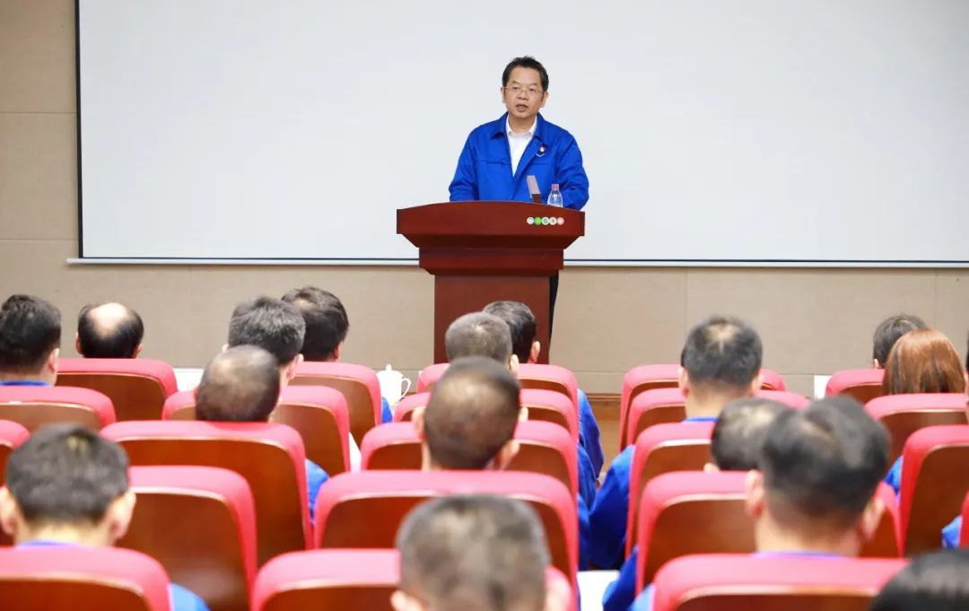 集团党委书记、董事长韦宏文作廉洁集体谈话.jpg